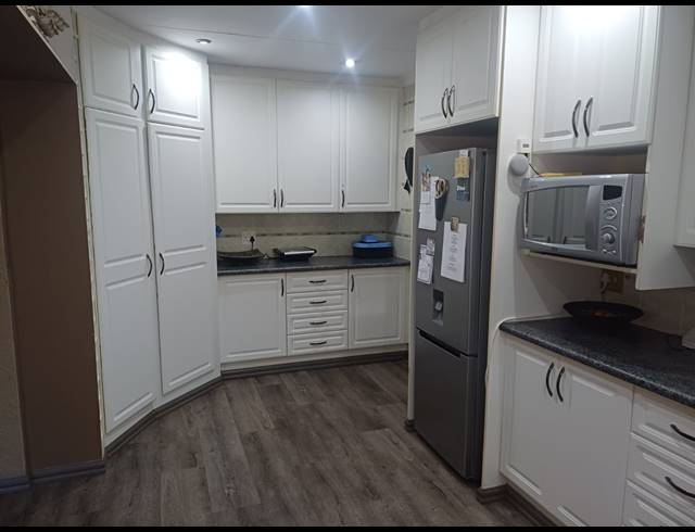 5 BEDROOM HOUSE FOR SALE IN SECUNDA CENTRAL